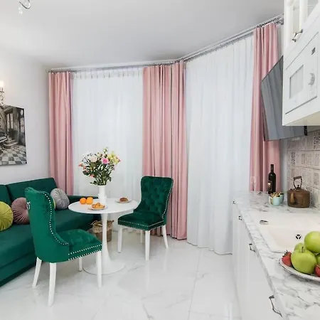 Coral Blush - 1Br & Ac - Near Wawel-2